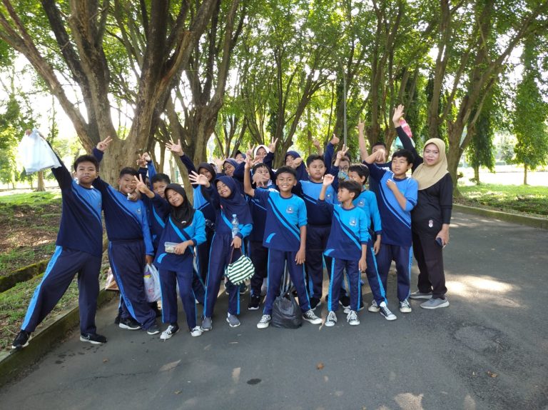 jalan jalan keliling komplek